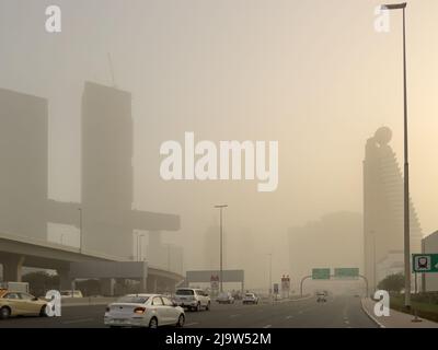 Dubai, Vereinigte Arabische Emirate - 24.. Mai 2022 : Sandsturm reduziert die Sicht auf den Straßen und stellt eine Gefahr für Autofahrer dar. Stockfoto