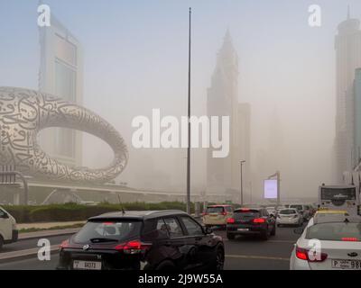 Dubai, Vereinigte Arabische Emirate - 24.. Mai 2022 : Sandsturm reduziert die Sichtbarkeit der großartigen Architektur der Stadt auf der Sheikh Zayed Road. Stockfoto