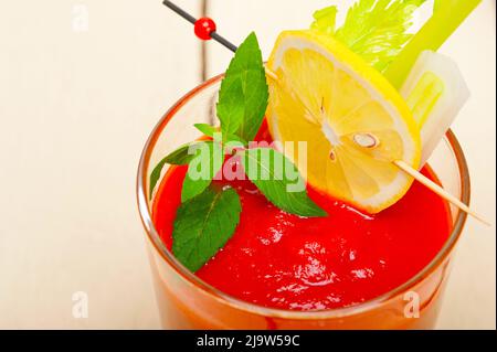 frischer Saft Gazpacho Tomatensuppe auf ein Glas über weiße Holz Tisch Stockfoto
