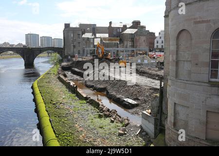 Ayr, Ayrshire, Schottland, Großbritannien. Neuentwicklung des unteren Teils der Ayr High Street, wo sich das ehemalige Woolworth-Gebäude befand. Das Gebiet wird mit neuen Gebäuden und Parkflächen umgestaltet, was das Gebiet öffnet, um die Fassade des Flusses Ayr zu genießen. Foto von der New Bridge Street. Stockfoto