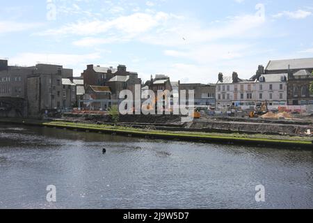 Ayr, Ayrshire, Schottland, Großbritannien. Neuentwicklung des unteren Teils der Ayr High Street, wo sich das ehemalige Woolworth-Gebäude befand. Das Gebiet wird mit neuen Gebäuden und Parkflächen umgestaltet, was das Gebiet öffnet, um die Fassade des Flusses Ayr zu genießen. Foto von der New Bridge Street. Stockfoto