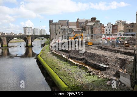 Ayr, Ayrshire, Schottland, Großbritannien. Neuentwicklung des unteren Teils der Ayr High Street, wo sich das ehemalige Woolworth-Gebäude befand. Das Gebiet wird mit neuen Gebäuden und Parkflächen umgestaltet, was das Gebiet öffnet, um die Fassade des Flusses Ayr zu genießen. Foto von der New Bridge Street. Stockfoto