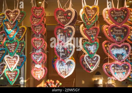Lebkuchenherzen werden an einem Süßwarenstand auf dem Weihnachtsmarkt im Hyde Park Winter Wonderland in London ausgestellt Stockfoto