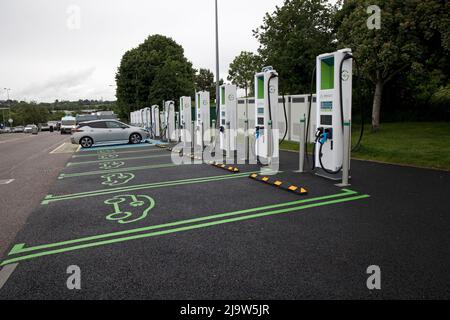 Die neue Gridserve-Bank von EV-Ladepunkten Junction 30 on M5 verfügt über 12 Hochleistungs-Ladegeräte mit einer maximalen Kapazität von 350kW – genug für die neuesten elect Stockfoto