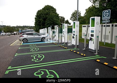 Die neue Gridserve-Bank von EV-Ladepunkten Junction 30 on M5 verfügt über 12 Hochleistungs-Ladegeräte mit einer maximalen Kapazität von 350kW – genug für die neuesten elect Stockfoto