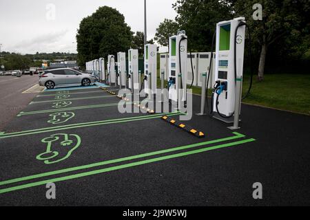 Die neue Gridserve-Bank von EV-Ladepunkten Junction 30 on M5 verfügt über 12 Hochleistungs-Ladegeräte mit einer maximalen Kapazität von 350kW – genug für die neuesten elect Stockfoto