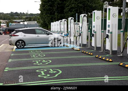 Die neue Gridserve-Bank von EV-Ladepunkten Junction 30 on M5 verfügt über 12 Hochleistungs-Ladegeräte mit einer maximalen Kapazität von 350kW – genug für die neuesten elect Stockfoto