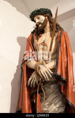 MONOPOLI, ITALIEN - 6. MÄRZ 2022: Die barocke Statue des gequälten Jesus - 'Ecce Homo' in der Kirche Chiesa di San Franceso d Assisi. Stockfoto