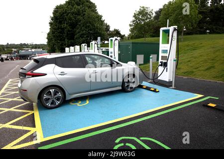 Die neue Gridserve-Bank von EV-Ladepunkten Junction 30 on M5 verfügt über 12 Hochleistungs-Ladegeräte mit einer maximalen Kapazität von 350kW – genug für die neuesten elect Stockfoto