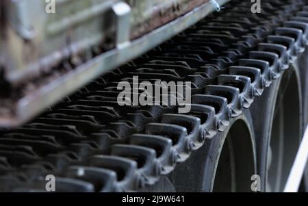 Detail des Spurantriebs des gepanzerten Fahrzeugs (Lauffläche) Stockfoto