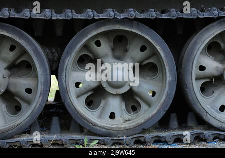 Detail des Spurantriebs des gepanzerten Fahrzeugs (Räder) Stockfoto