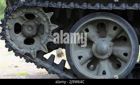Detail des Antriebs der vorderen Raupen des gepanzerten Fahrzeugs (Zahnrad und Lauffläche) Stockfoto