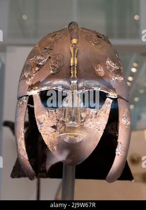 Sutton Hoo Helm im Vicotria and Albert Museum in London, Großbritannien Stockfoto