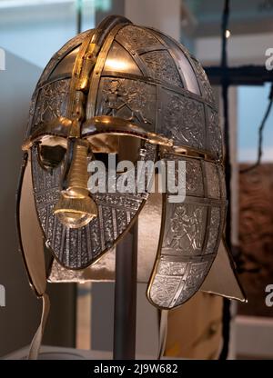 Der Sutton Hoo Helm ist ein dekorierter angelsächsischer Helm, der 1939 bei einer Ausgrabung des Sutton Hoo Schiffes gefunden wurde Stockfoto