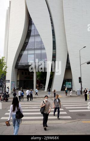 Seoul, Südkorea. 25.. Mai 2022. People Walk on a Street in Seoul, Südkorea, 25. Mai 2022. Südkorea meldete am Dienstag um Mitternacht 23.956 neue COVID-19-Fälle im Vergleich zu vor 24 Stunden, was die Gesamtzahl der Infektionen auf 18.017.923 erhöht, sagten die Gesundheitsbehörden am Mittwoch. Quelle: Wang Yiliang/Xinhua/Alamy Live News Stockfoto