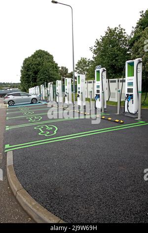 Die neue Gridserve-Bank von EV-Ladepunkten Junction 30 on M5 verfügt über 12 Hochleistungs-Ladegeräte mit einer maximalen Kapazität von 350kW – genug für die neuesten elect Stockfoto