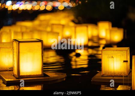 Die schwimmende Lampe ist eine Art von Lampe, schwimmt auf der Oberfläche des Wassers. (Fluss oder See Lampe Lampe oder Laterne floating) Stockfoto