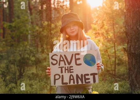 Teenager Kind mit ermutigenden speichern den Planeten Poster agitieren im Freien. Jugend protestiert für sichere Ökologie, globale Erwärmung und Verschmutzung, Kunststoff in Stockfoto