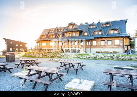 Berghütte aus Holz auf dem Gipfel des Lysa Mountain Stockfoto