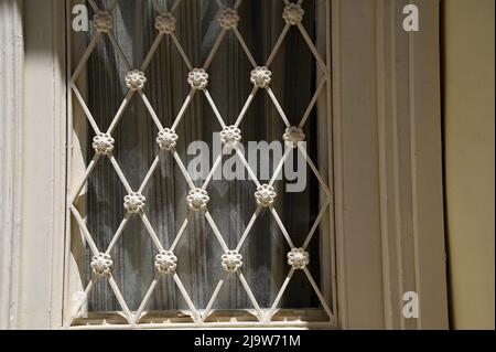 Altes neoklassizistisches Haus, antike weiße Holzeingangstür mit handgefertigten Gittern. Stockfoto