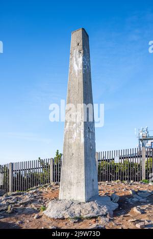 Beton-Obelisk auf dem Lysa-Berg Stockfoto