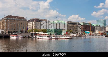 Hamburg, Deutschland - 12. Juli 2011 : Binnenalster, Binnenalster. Boote entlang der Stadtseite eines großen künstlichen Sees. Stockfoto