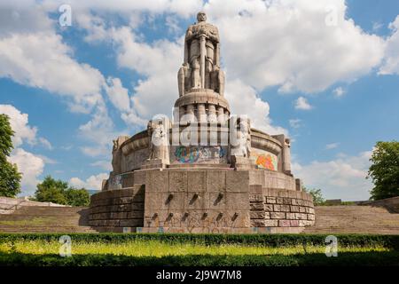 Hamburg, Deutschland - 12. Juli 2011 : Bismarck-Denkmal im Alten Elbpark. Denkmal mit einer Statue des ersten deutschen Bundeskanzlers Otto von Bismarck. Stockfoto