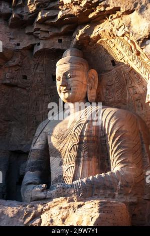 Die Buddha-Statue in den Yungang Grotten, eine alte buddhistische Tempelgrotte in der Nähe der Stadt Datong in der chinesischen Provinz Shanxi Stockfoto