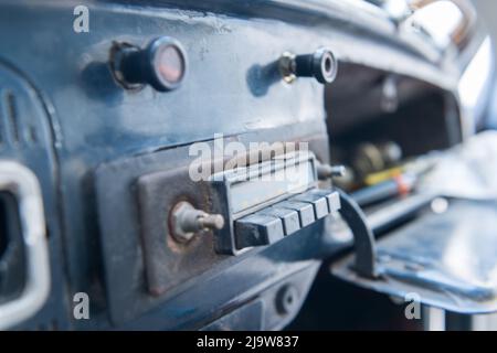 Nahaufnahme des Innenraums eines alten volkswagen-Käfers, der im Vordergrund das alte am/fm-Radio des Autos zeigt. Stockfoto