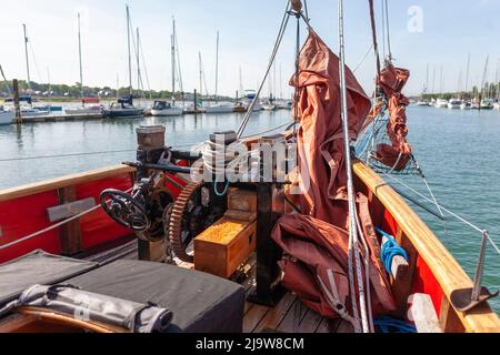 An Bord der berühmten Gaffelschneiderin „Jolie Brise“, die den Fluss Hamble, Hampshire, Großbritannien, hinunter fährt, mit gebräuntem Stagesegel und Jib, der zum Anheben bereit ist. Stockfoto