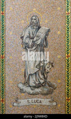 BARI, ITALIEN - 3. MÄRZ 2022: Das Mosaik des heiligen Evangelisten Luce in der Kirche Chiesa di San Antonio aus dem Jahr 1987. Stockfoto