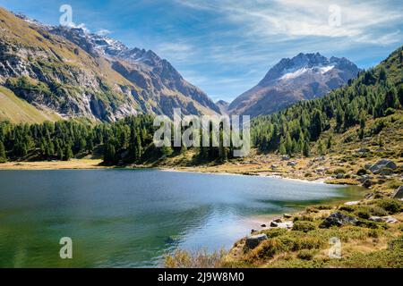 Lake Cavloc (Lägh da Cavloc) im September. Es ist ein See in der Nähe des Maloja Passes im Val Forno (Grisons, Schweiz) und eine Stunde zu Fuß von Maloja entfernt. Stockfoto