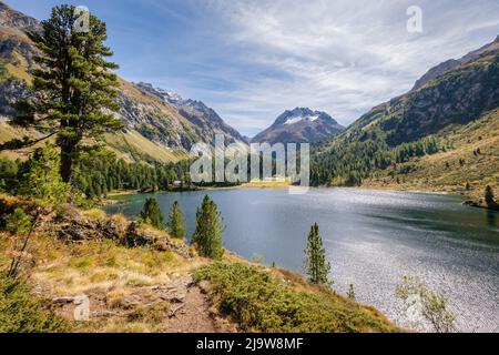 Lake Cavloc (Lägh da Cavloc) im September. Es ist ein See in der Nähe des Maloja Passes im Val Forno (Grisons, Schweiz) und eine Stunde zu Fuß von Maloja entfernt. Stockfoto