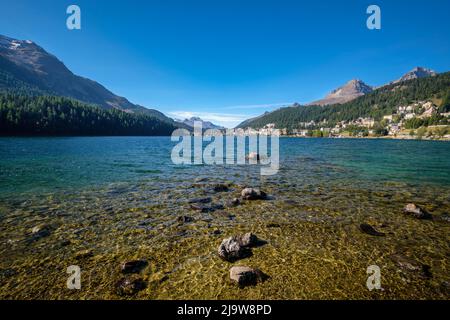 Lake St. Moritz (Grisons, Schweiz) an einem sonnigen Herbstmorgen. Sie ist kleiner als die wichtigsten Seen des oberen Engadine Valley (Sils und Silvaplana) Stockfoto