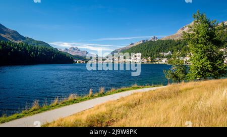 Lake St. Moritz (Grisons, Schweiz) an einem sonnigen Herbstmorgen. Sie ist kleiner als die wichtigsten Seen des oberen Engadine Valley (Sils und Silvaplana) Stockfoto