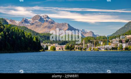 Lake St. Moritz (Grisons, Schweiz) an einem sonnigen Herbstmorgen. Sie ist kleiner als die wichtigsten Seen des oberen Engadine Valley (Sils und Silvaplana) Stockfoto