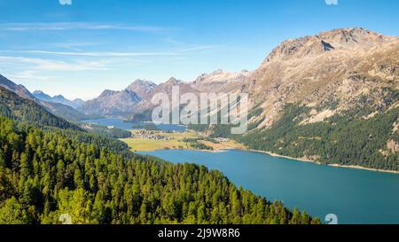Die Corvatsch Seilbahn in Surlej (Schweiz) bietet einen atemberaubenden Blick über das Engadin-Tal in Richtung Maloja, Lake Sils und Lake Silvaplana. Stockfoto