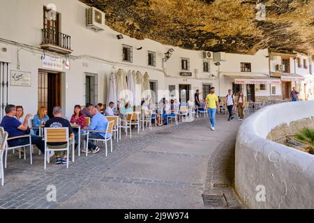 Höhlenwohnungen und Bars in den Troglodyten in Setenil de las Bodegas, Andalusien. Spanien Stockfoto