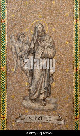 BARI, ITALIEN - 3. MÄRZ 2022: Das Mosaik des heiligen Matthäus Evangelisten in der Kirche Chiesa di San Antonio aus dem Jahr 1987. Stockfoto