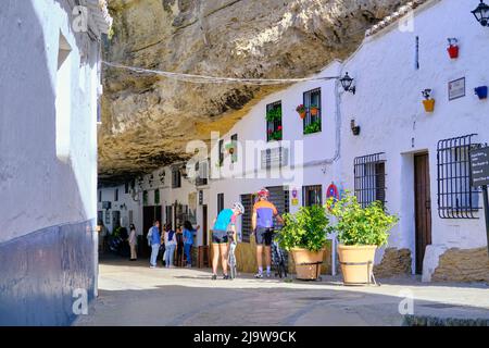 Höhlenwohnungen und Bars in den Troglodyten in Setenil de las Bodegas, Andalusien. Spanien Stockfoto