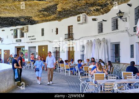 Höhlenwohnungen und Bars in den Troglodyten in Setenil de las Bodegas, Andalusien. Spanien Stockfoto