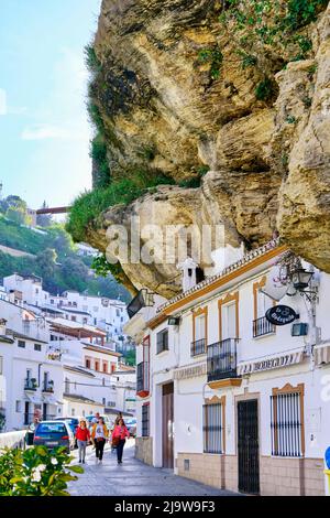 Höhlenwohnungen und Bars in den Troglodyten in Setenil de las Bodegas, Andalusien. Spanien Stockfoto