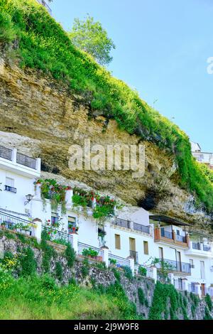 Höhlenwohnungen und Bars in den Troglodyten in Setenil de las Bodegas, Andalusien. Spanien Stockfoto