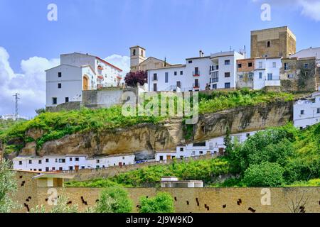 Höhlenwohnungen der Troglodyten in Setenil de las Bodegas, Andalusien. Spanien Stockfoto