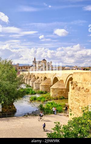 Die römische Brücke (Puente Romano) über den Guadalquivir-Fluss und die Mezquita-Kathedrale. Cordoba ist ein UNESCO-Weltkulturerbe. Andalusien, Spanien Stockfoto