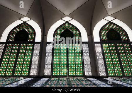 Die Sultan Salahuddin Abdul Aziz Shah Moschee ist die staatliche Moschee von Selangor, Malaysia, die sich in Shah Alam befindet, auch als blaue Moschee bekannt Stockfoto