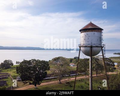 Drohnenansicht der Skyline von Fordlandia im Amazonas-Regenwald, Brasilien. Tapajos-Fluss und historischer Wassertankturm. Die Stadt wurde von Henry Ford erbaut Stockfoto