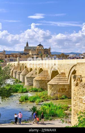 Die römische Brücke (Puente Romano) über den Guadalquivir-Fluss und die Mezquita-Kathedrale. Cordoba ist ein UNESCO-Weltkulturerbe. Andalusien, Spanien Stockfoto