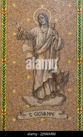 BARI, ITALIEN - 3. MÄRZ 2022: Das Mosaik des heiligen Johannes des Evangelisten in der Kirche Chiesa di San Antonio aus dem Jahr 1987. Stockfoto