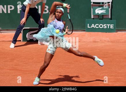 Paris, Frankreich. 25.. Mai 2022. DIE US Coco Gauff spielt am Mittwoch, den 25. Mai 2022, gegen die Belgierin Alison Van Uytvanck bei den French Tennis Open in Roland Garros in der Nähe von Paris. GAUFF gewann 6-1, 7-6. Foto von Maya Vidon-White/UPI Credit: UPI/Alamy Live News Stockfoto